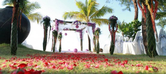 Floral arrangements are an important issue in a beach wedding.